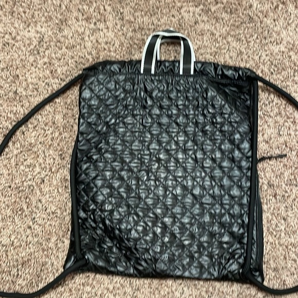 Zyia active quilted drawstring backpack.  Very good condition - Picture 3 of 6
